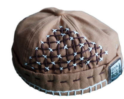 Recycled/upcycled cap with embroidery in a kaki colour