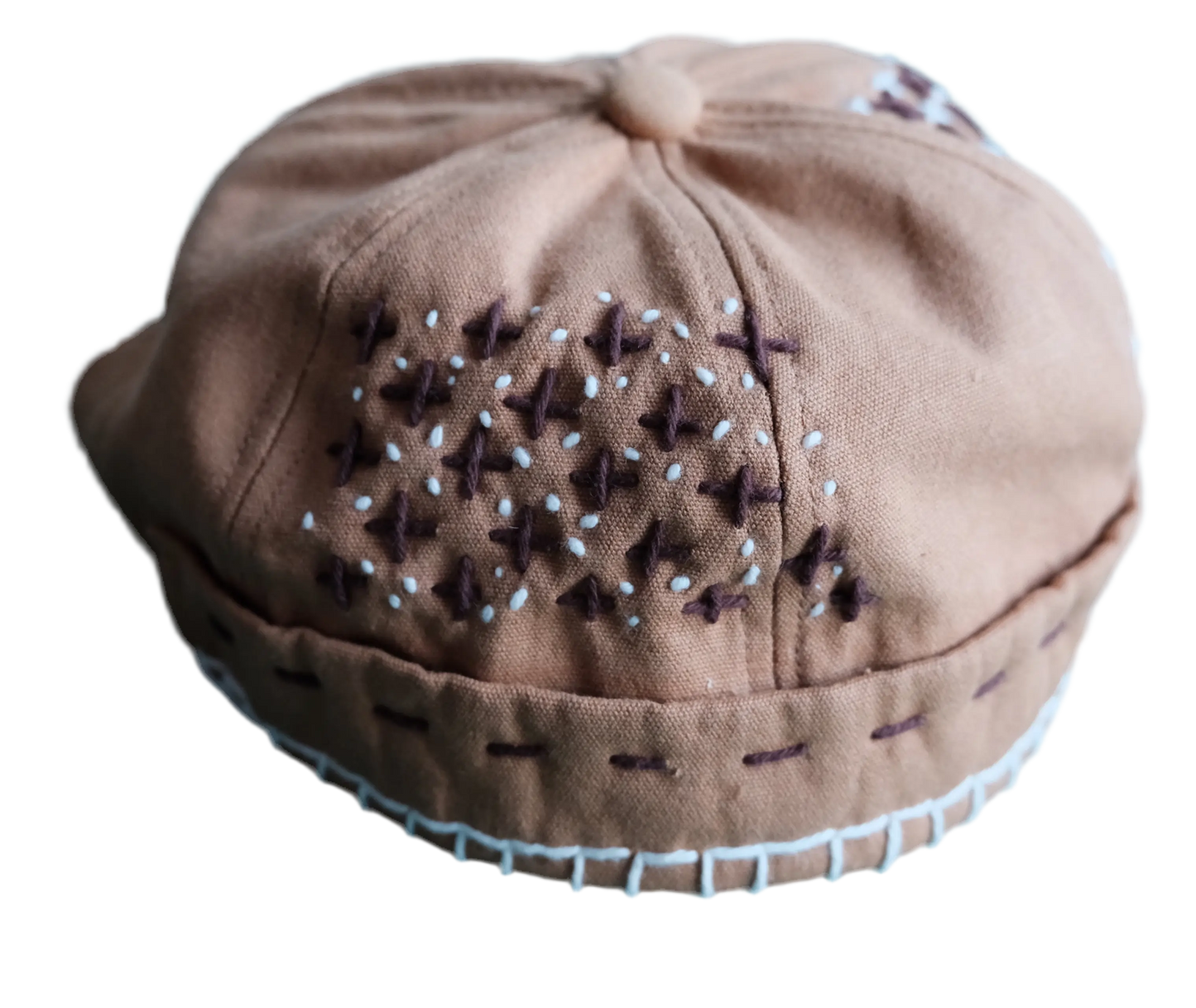 Recycled/upcycled cap with embroidery in a kaki colour